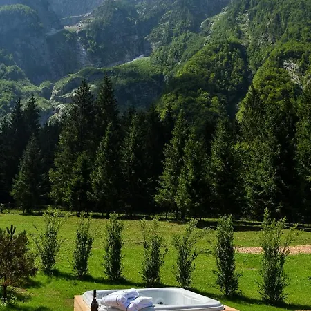 Julian Village Lepena Vakantiehuis